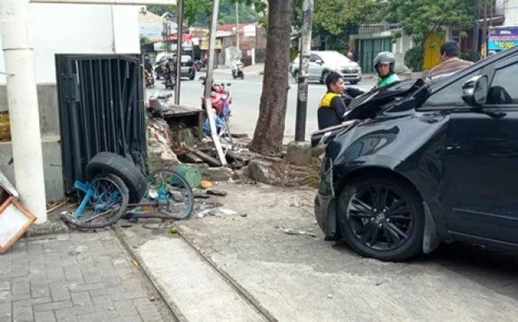 Lagi Beli Cilok, Pengemudi Ojol Diseruduk Innova