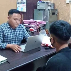 Miliki Ganja, Gadis Tomboi Pelayan Rumah Makan Ditangkap Polisi Miliki Ganja, Gadis Tomboi Pelayan Rumah Makan Ditangkap Polisi