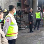 Pabrik Eggtray di Blitar Kebakaran, Personil Polsek Ponggok Datangi TKP  