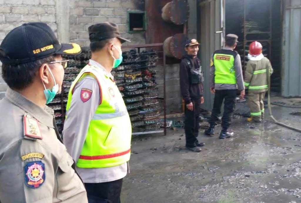 Pabrik Eggtray di Blitar Kebakaran, Personil Polsek Ponggok Datangi TKP  
