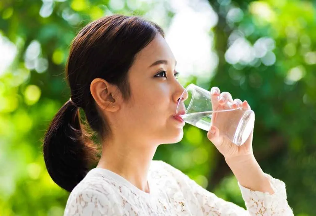 Perbanyak Minum Air Putih : Lambat Keriput dan Panjang Umur