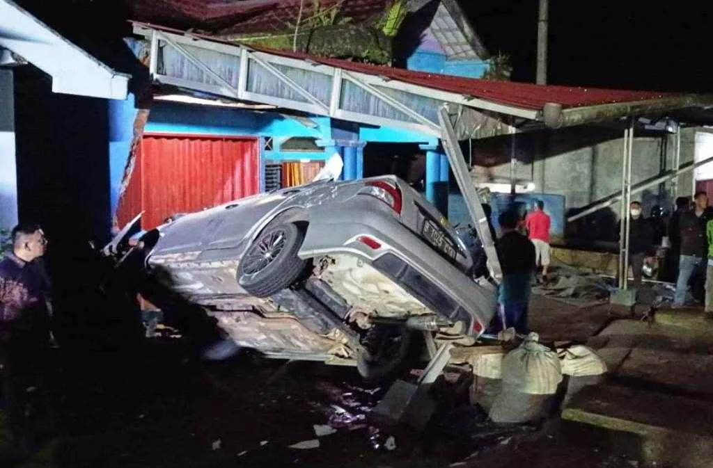 Polisi ini Terluka Parah Usai Mobilnya Hantam Rumah Warga