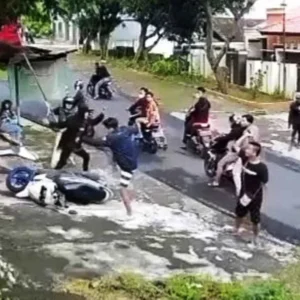 Pemuda ini Diserang Segerombolan Pemotor Bersajam