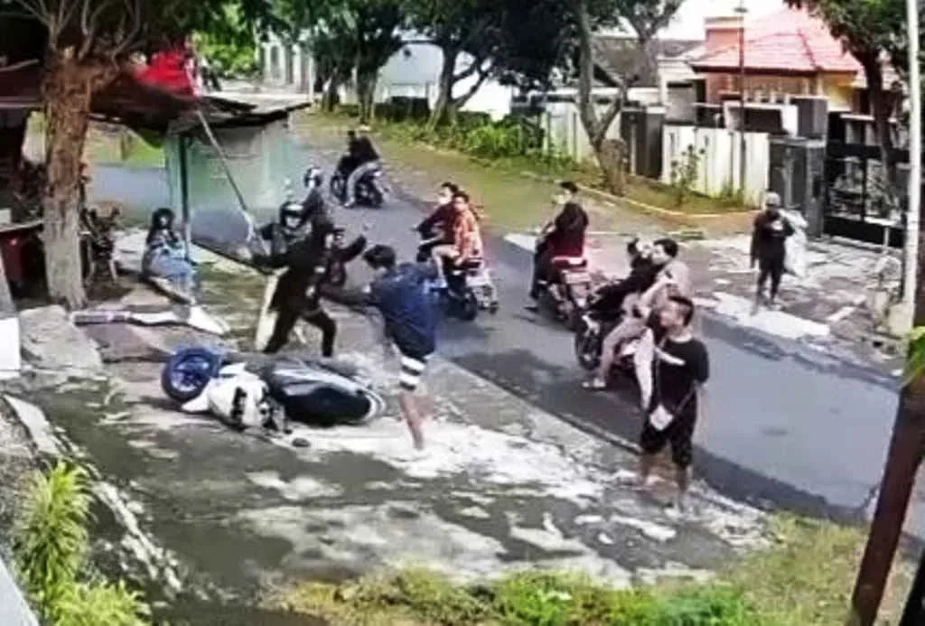 Pemuda ini Diserang Segerombolan Pemotor Bersajam