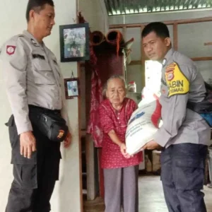 Ringankan Beban Masyarakat, Kapolres Mukomuko Salurkan Bansos