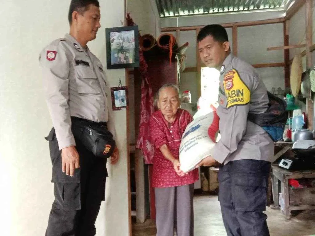 Ringankan Beban Masyarakat, Kapolres Mukomuko Salurkan Bansos