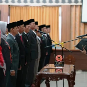 Sekda Provinsi Bengkulu : Pejabat Yang Tidak Berinovasi Bakal Tergilas Lantik 29 Pejabat Fungsional DPMPTSP, Hamka : Tidak Berinovasi Bakal Tergilasgka Kredit