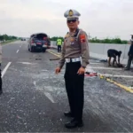 Sopir Kaget Ban Mobilnya Meletus, Minibus Oleng dan Terguling