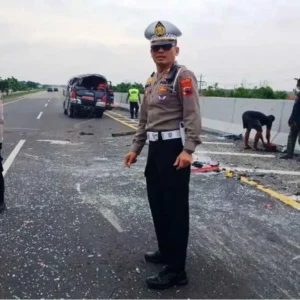 Sopir Kaget Ban Mobilnya Meletus, Minibus Oleng dan Terguling Sopir Kaget Ban Mobilnya Meletus, Minibus Oleng dan Terguling