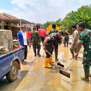 Tim SAR Gabungan Bersihkan Lumpur Pasca Banjir Bandang