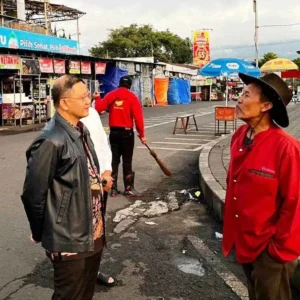 Tinjau Alun-Alun, Pj. Wali Kota Batu Berdialog dengan Petugas Kebersihan Tinjau Alun-Alun, Pj. Wali Kota Batu Berdialog dengan Petugas Kebersihan