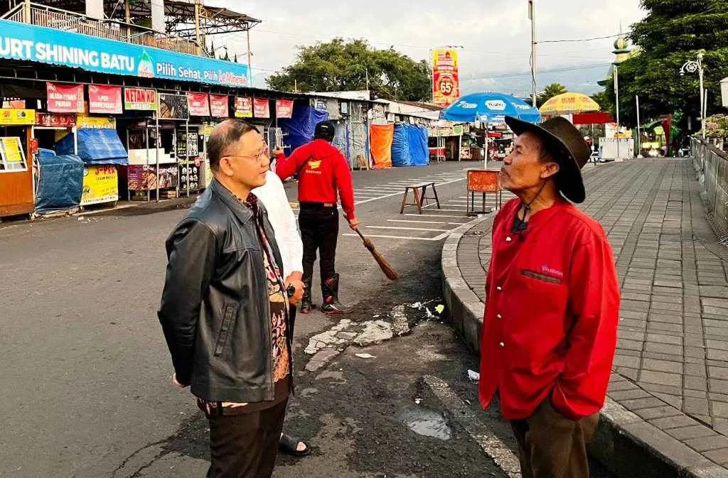 Tinjau Alun-Alun, Pj. Wali Kota Batu Berdialog dengan Petugas Kebersihan