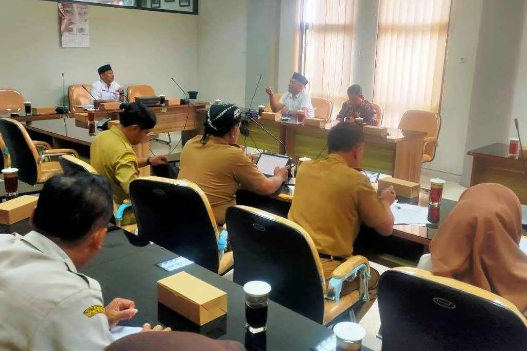 Bahas PAD Kolam Renang, Komisi II DPRD Kabupaten Blitar Gelar Raker