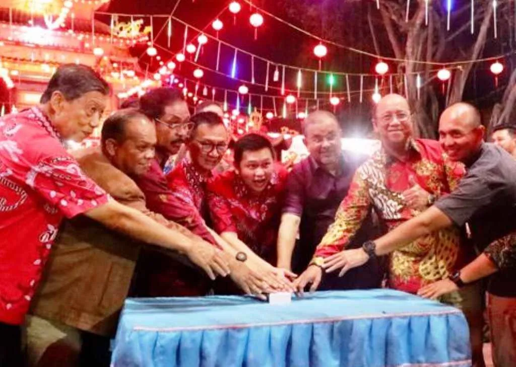 Bupati Karimun Ikut Nyalakan Ribuan Lampion Merah di Meral Kota