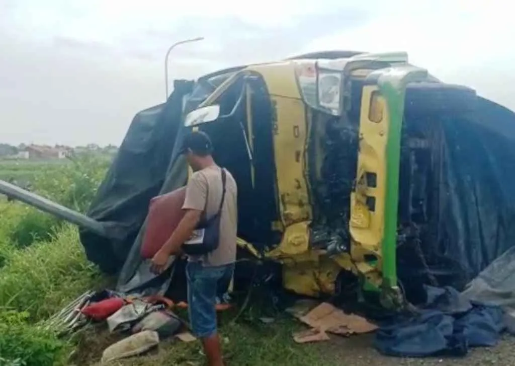 Ditabrak Trailer, Sopir Truk Engkel Tewas Terjepit