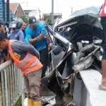 Dua Orang Tewas Akibat Mobilnya Tertabrak Kereta Api
