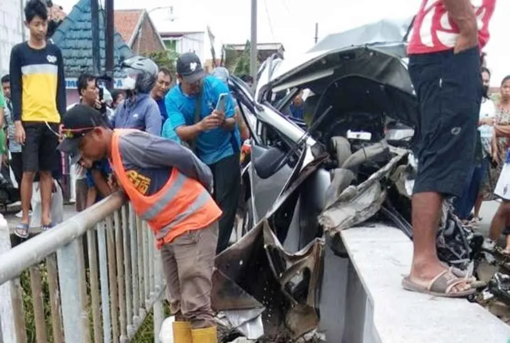 Dua Orang Tewas Akibat Mobilnya Tertabrak Kereta Api