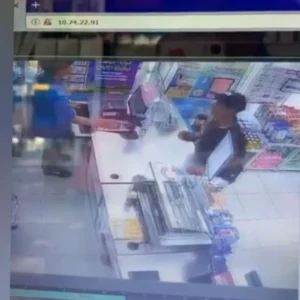 Hipnotis Karyawan Indomaret, Aksi Pelaku Terekam CCTV