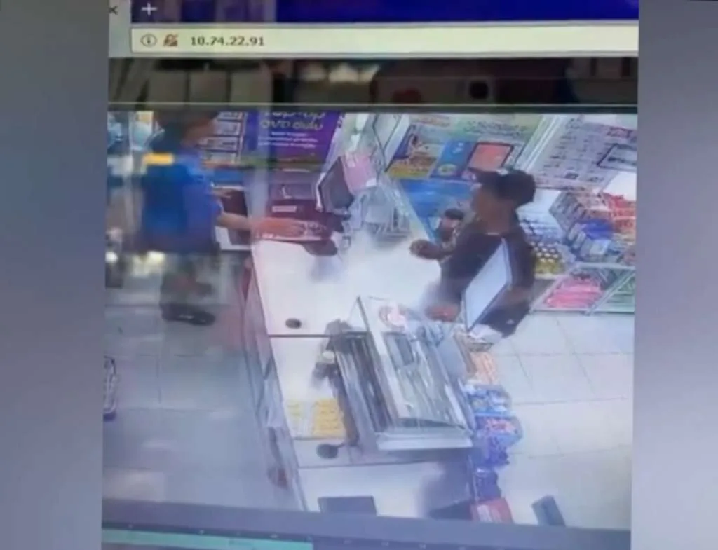Hipnotis Karyawan Indomaret, Aksi Pelaku Terekam CCTV