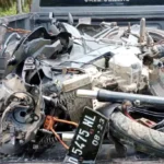 Ingin Salip Mobil di Depannya, Sepeda Motor Tabrakan dengan Toyota Agya