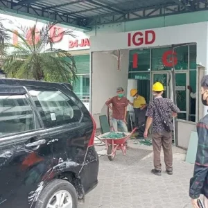 Injak Gas Terlalu Dalam, Minibus Tabrak IGD RS Tiara Sella