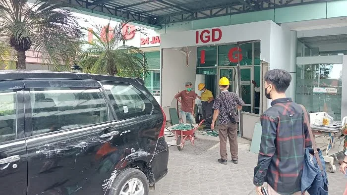 Injak Gas Terlalu Dalam, Minibus Tabrak IGD RS Tiara Sella