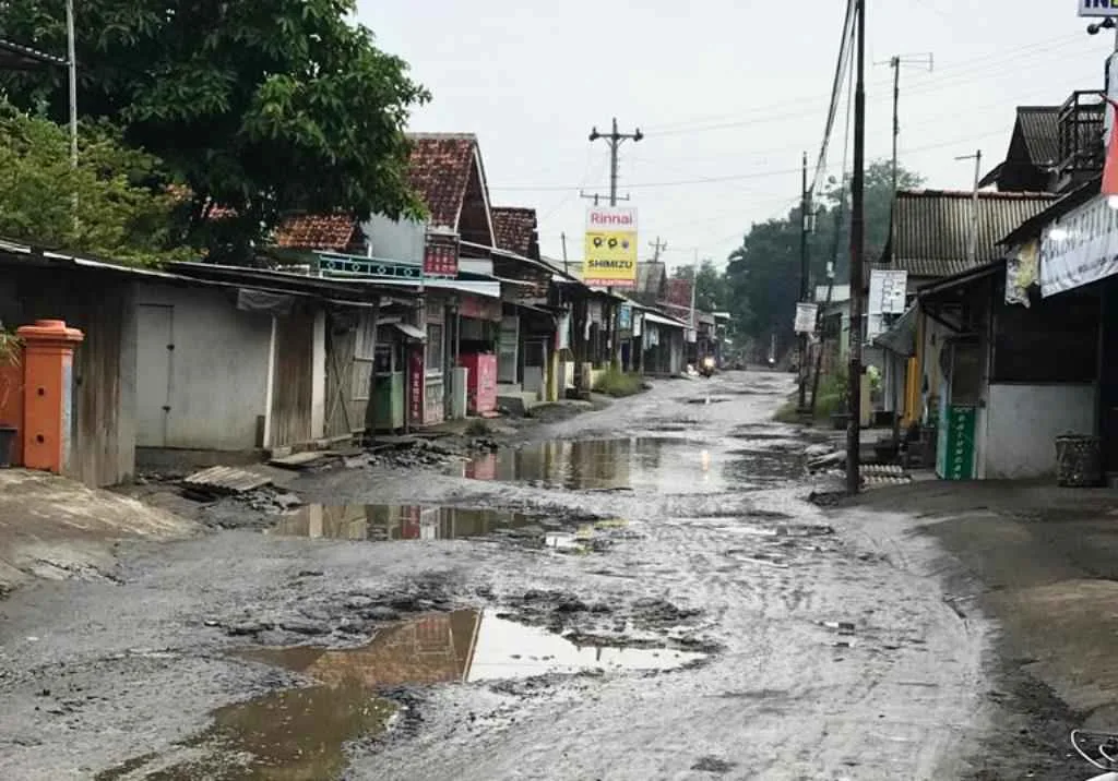 Keluhkan Jalan Berlobang, Warga Desa Losari Lor Terhambat Aktivitasnya