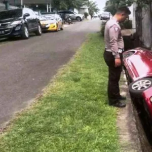 Lupa Direm, Mobil Vios Masuk Siring Warga