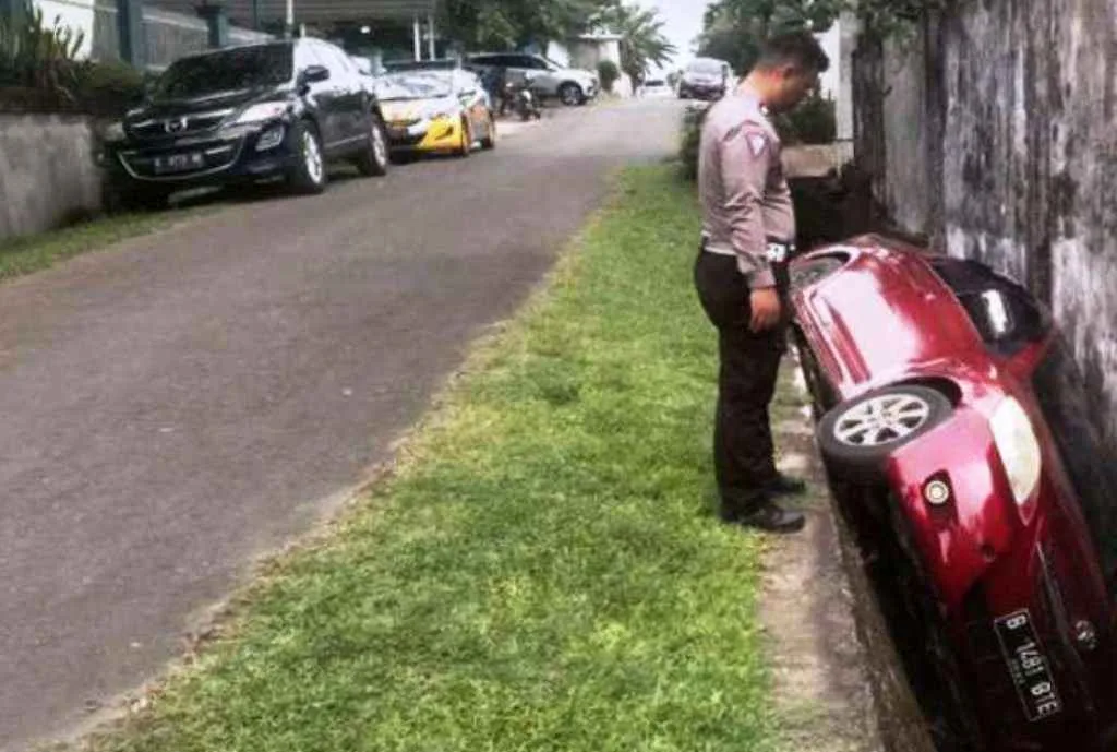 Lupa Direm, Mobil Vios Masuk Siring Warga