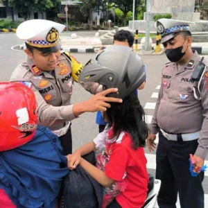 Operasi Keselamatan Semeru 2023, Satlantas Polres Blitar Bagi-Bagi Helm Gratis