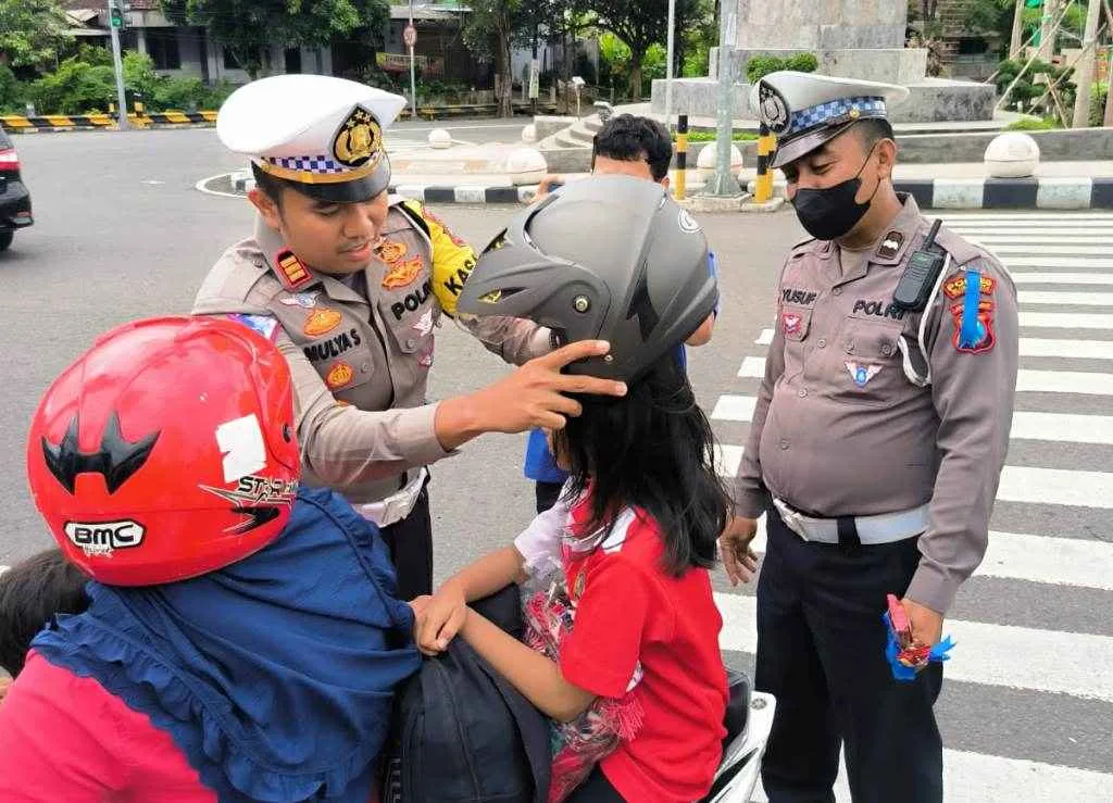 Operasi Keselamatan Semeru 2023, Satlantas Polres Blitar Bagi-Bagi Helm Gratis