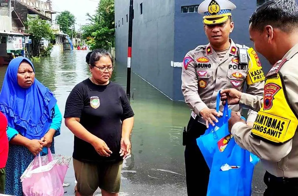 Peduli Korban Banjir, Sat Lantas Polresta Surakarta Hadir Bagikan Sembako