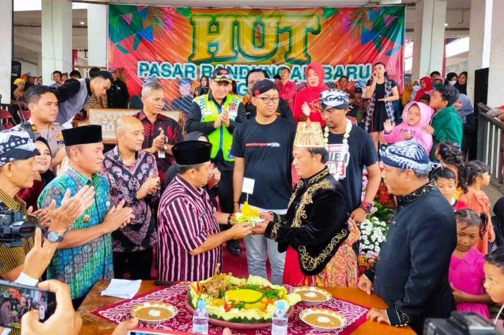 Peringati Hari Jadi ke-2, Pasar Bandungan Baru Gelar Karnaval