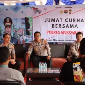 Polres Mukomuko Gelar Jumat Curhat Bersama Para Pedagang di Event HUT Kabupaten Mukomuko