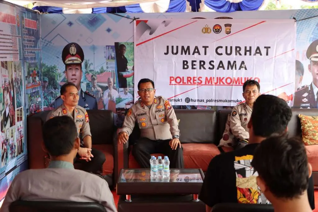 Polres Mukomuko Gelar Jumat Curhat Bersama Para Pedagang di Event HUT Kabupaten Mukomuko