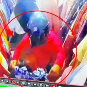 Pura-Pura Belanja, Seorang Wanita Terekam CCTV Tengah Mencuri