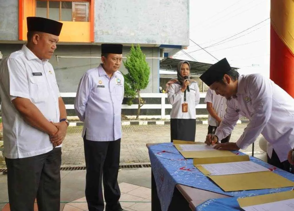 Sekda Hamka Saksikan Penandatanganan Perjanjian Kinerja Pejabat Dinas Pariwisata