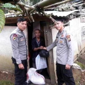 Warga Desa Tirta Mulya SP 5 Terima Sembako dari Polres Mukomuko