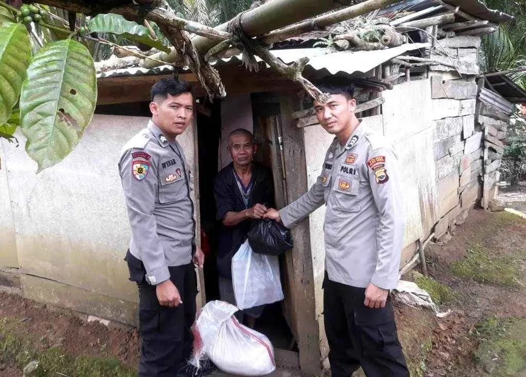 Warga Desa Tirta Mulya SP 5 Terima Sembako dari Polres Mukomuko
