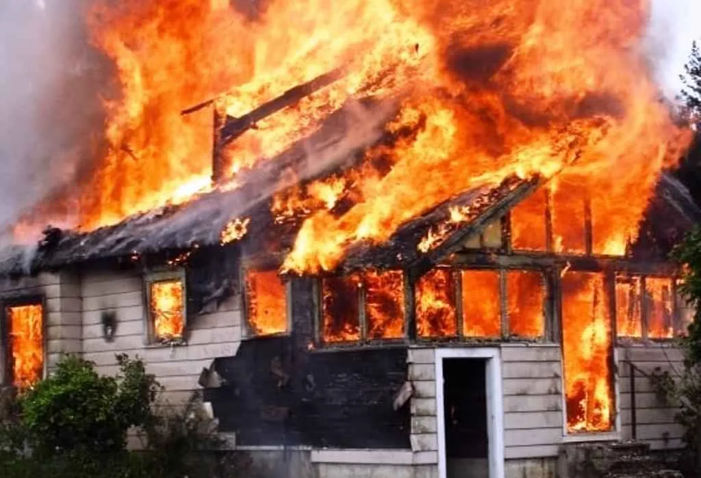 Akibat Korsleting Listrik, Rumah Warga Kepanjenkidul Terbakar