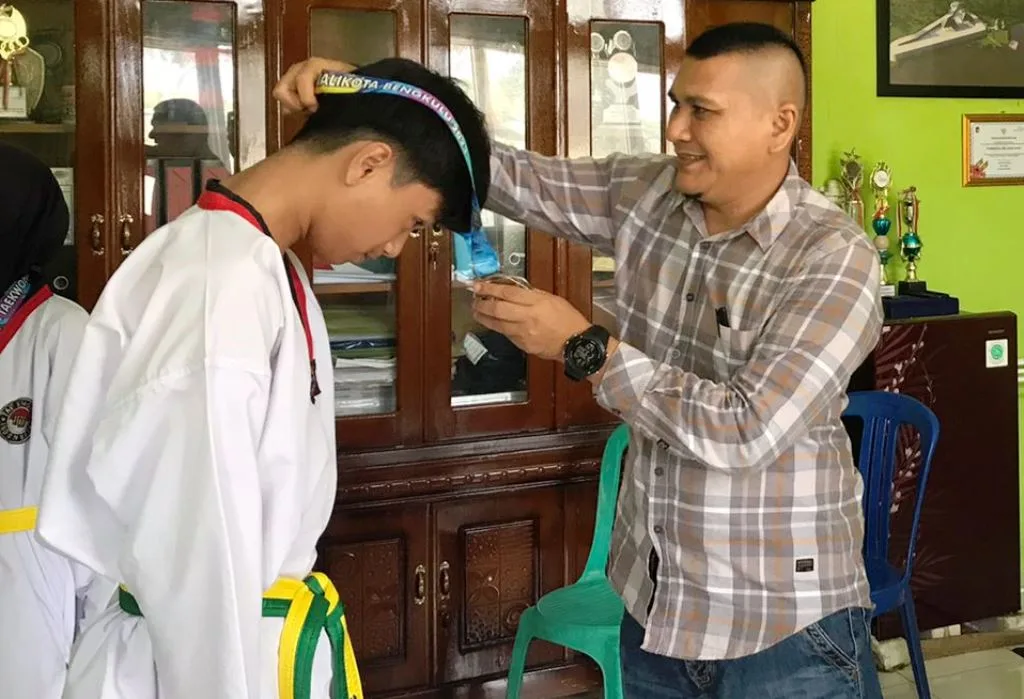 Apresiasi Prestasi Atlet Taekwondo, Plt Disparpora Mukomuko Beri Reward