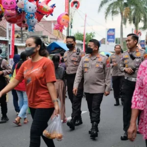 Bersepeda Sapa Warga, Kapolresta Blitar Bagi-Bagi Sembako