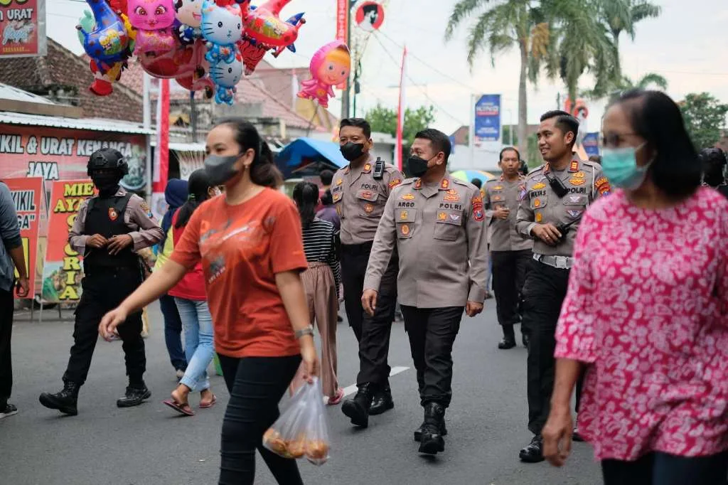 Bersepeda Sapa Warga, Kapolresta Blitar Bagi-Bagi Sembako