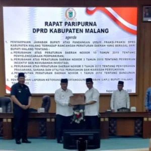 Bupati Malang Sampaikan LKPJ Tahun 2022 di Paripurna DPRD
