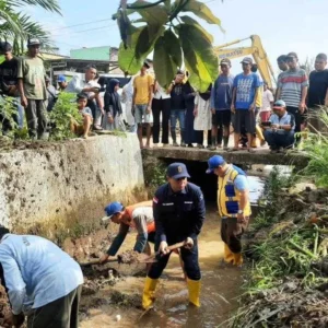 Cek dariainase Perumahan Warga, Dedy Wahyudi Nyemplung ke Siring Cek Drainase Perumahan Warga, Dedy Wahyudi Nyemplung ke Siring