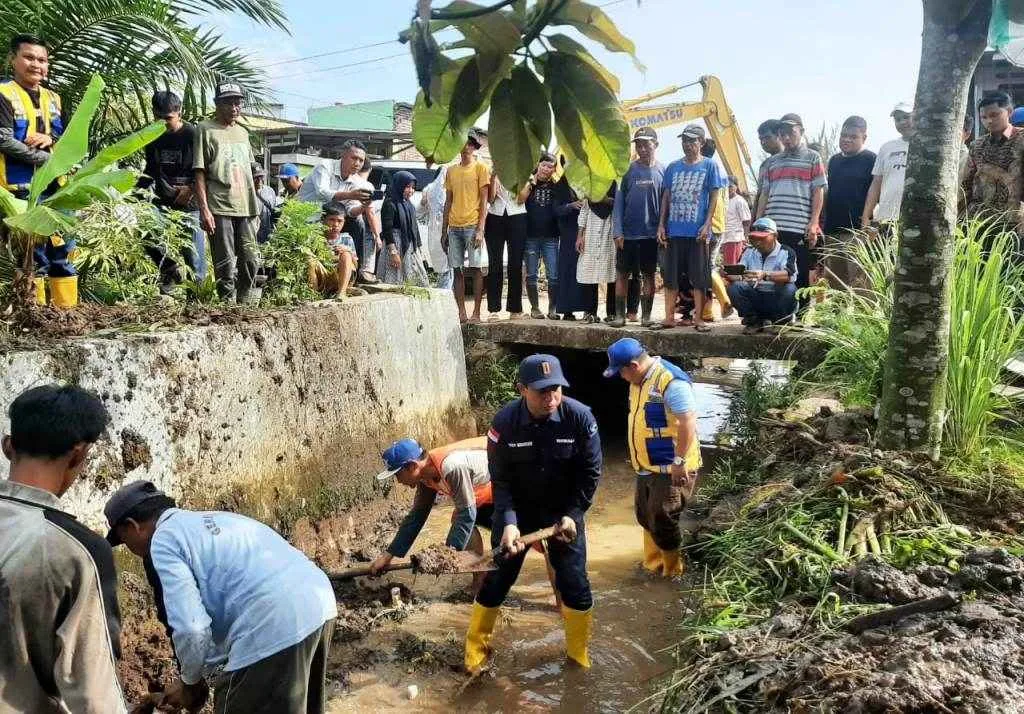 Cek Drainase Perumahan Warga, Dedy Wahyudi Nyemplung ke Siring