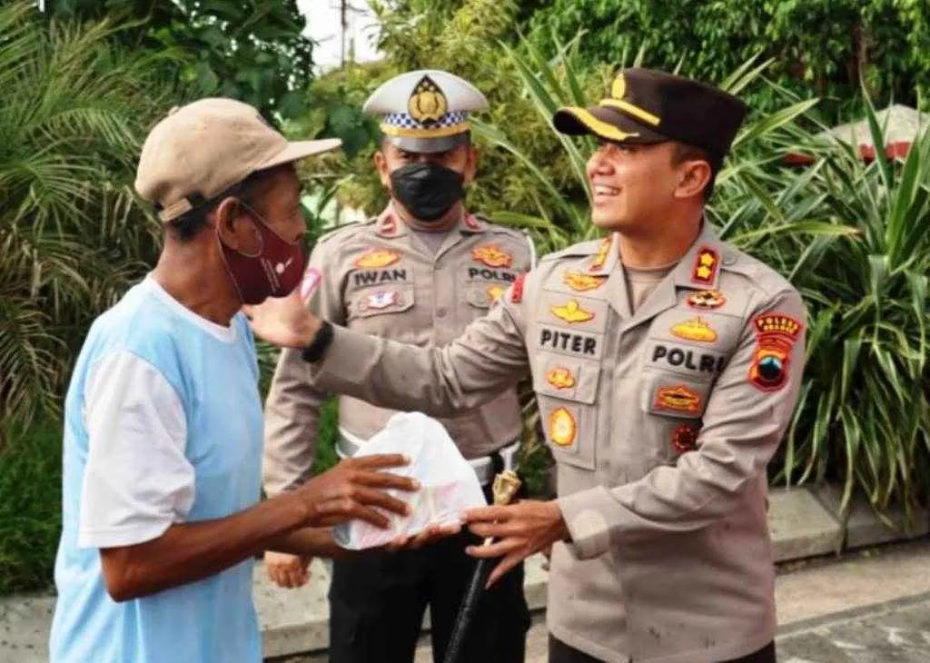 Ciptakan Kebahagiaan di Bulan Ramadhan, Polres Sragen Bagikan Nasi Kotak
