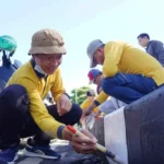 Ciptakan Keindahan Lingkungan, DLH Kota Batu Ajak ASN Cat Trotoar