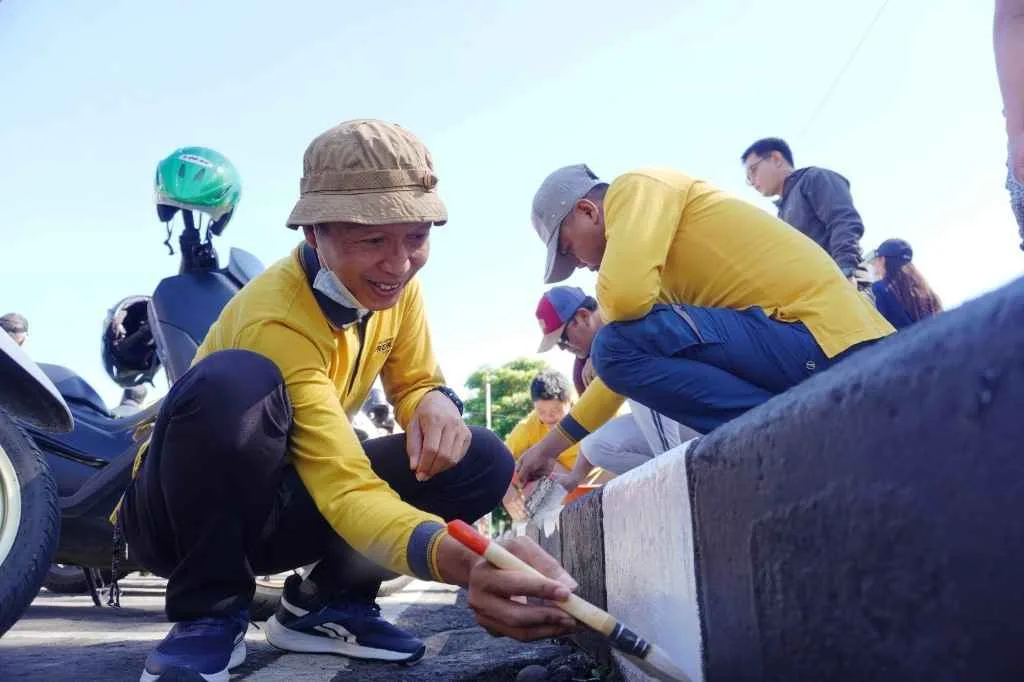 Ciptakan Keindahan Lingkungan, DLH Kota Batu Ajak ASN Cat Trotoar