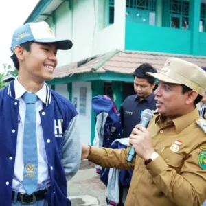 Dedy Wahyudi Beri Kejutan Siswa SMKN 1 Kota Bengkulu Dedy Wahyudi Beri Kejutan Siswa SMKN 1 Kota Bengkulu
